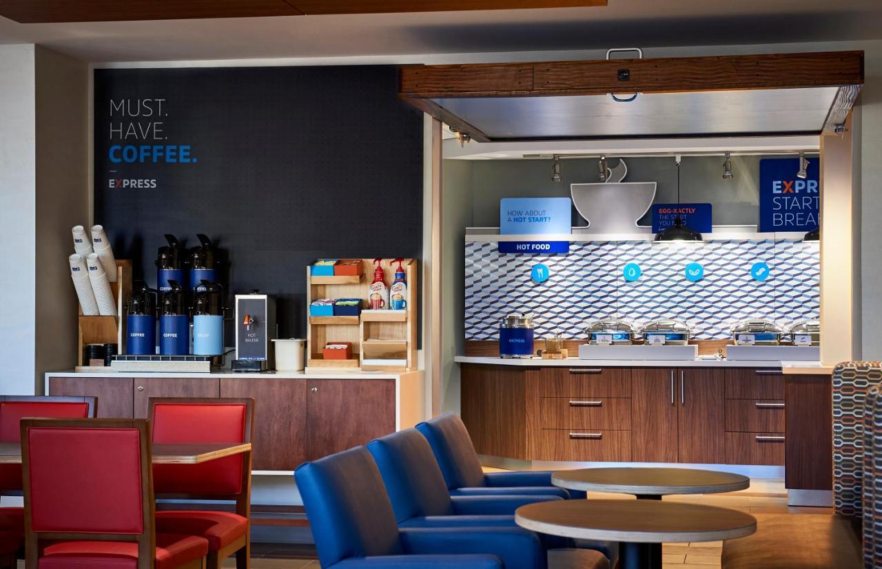 Express & - La Crosse Area, An Ihg Hotel 3*