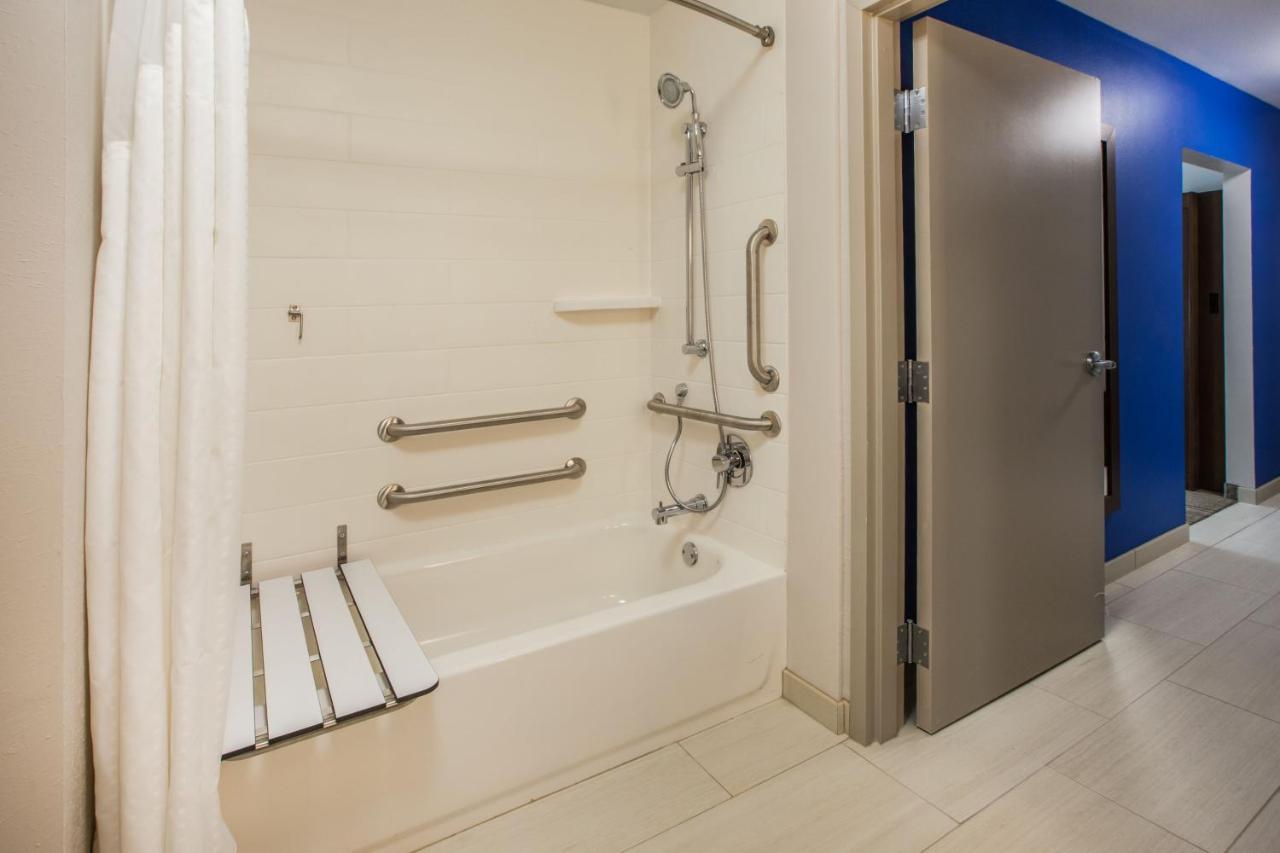 Express & - La Crosse Area, An Ihg Hotel 3*